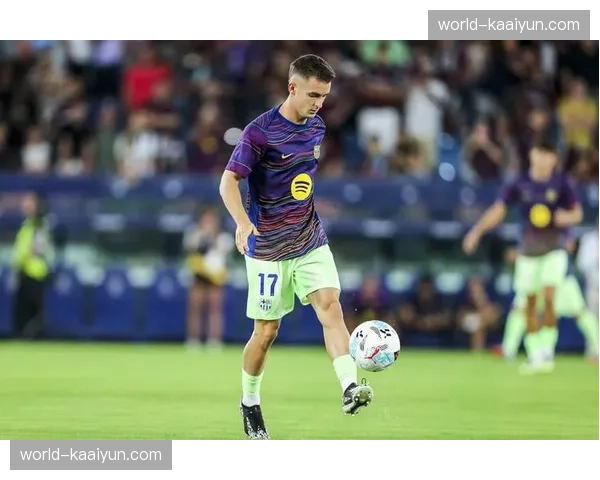 战术板：弗里克的巴萨高位逼抢与快速转换体系下的轮换艺术